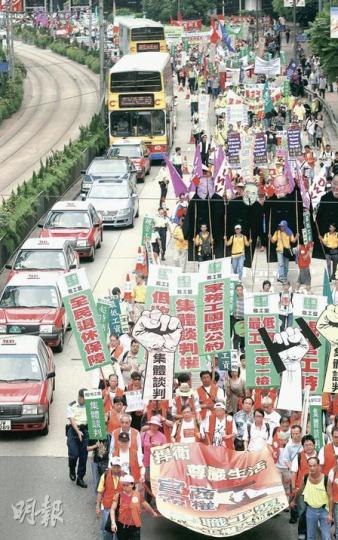職工盟聲稱,昨日有3100人出席五一遊行,反映打工仔的不滿,而警方指則約有2000人。職工盟秘書長李卓人批評,現時不少大企業盈利有兩位數增長,工人僅獲加薪約5%,甚至被凍薪,反映企業未能與工人分享成果。最低工資實施後,職工盟期望下一步能爭取集體談判權。(林振東攝)工聯會昨晨亦發起勞動節遊行,大會表示近4000名市民及工會成員參加,遊行人士要求政府盡快完成標準工時研究及立法,並促請政府完善退休保障制度。(葉漢華攝)於中式酒家任職廚師的宋先生表示,其薪金雖符合最低工資,惟每日12小時的工時令他甚為勞 職工盟聲稱,昨日有3100人出席五一遊行,反映打工仔的不滿,而警方指則約有2000人。職工盟秘書長李卓人批評,現時不少大企業盈利有兩位數增長,工人僅獲加薪約5%,甚至被凍薪,反映企業未能與工人分享成果。最低工資實施後,職工盟期望下一步能爭取集體談判權。(林振東攝)工聯會昨晨亦發起勞動節遊行,大會表示近4000名市民及工會成員參加,遊行人士要求政府盡快完成標準工時研究及立法,並促請政府完善退休保障制度。(葉漢華攝)於中式酒家任職廚師的宋先生表示,其薪金雖符合最低工資,惟每日12小時的工時令他甚為勞