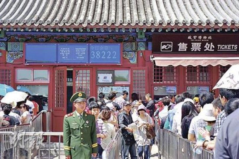 故宮售票口昨日中午出現人龍,電子屏幕顯示還剩餘3.8萬多張票。(王艷喆攝) 故宮售票口昨日中午出現人龍,電子屏幕顯示還剩餘3.8萬多張票。(王艷喆攝)