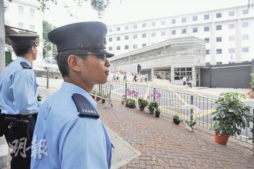 美國宣布拉登死訊後,美國在世界各地的官方機構皆加強保安,在本港花園道美國總領事館(圖右白色建築)正門及後門附近,便見到警員駐守及巡邏。(尹錦恩攝) 美國宣布拉登死訊後,美國在世界各地的官方機構皆加強保安,在本港花園道美國總領事館(圖右白色建築)正門及後門附近,便見到警員駐守及巡邏。(尹錦恩攝)
