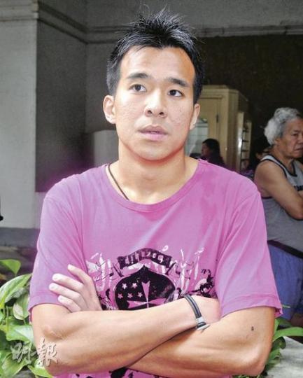 休班警廖先生圖破門救出被困少女不果,得知少女最終不治,無奈慨嘆十分遺憾。(蔡方山攝) 休班警廖先生圖破門救出被困少女不果,得知少女最終不治,無奈慨嘆十分遺憾。(蔡方山攝)
