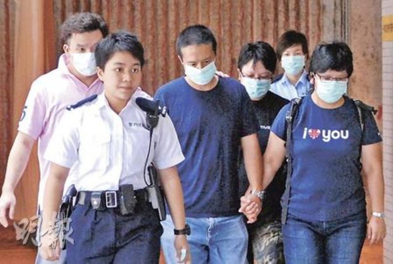 死者父母(前)與其他親友事後趕往醫院認屍,神情哀傷。(屈俊樂攝)蔡先生的女兒逃生時仍抱着一對海豚公仔。(雲錦鋒攝) 死者父母(前)與其他親友事後趕往醫院認屍,神情哀傷。(屈俊樂攝)蔡先生的女兒逃生時仍抱着一對海豚公仔。(雲錦鋒攝)