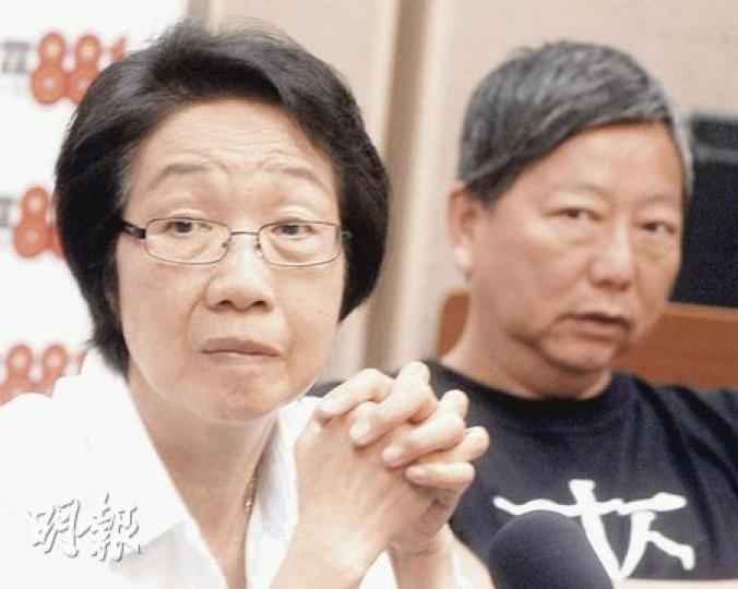 工聯會副會長陳婉嫻(左)接獲製造業員工投訴,不滿被僱主每天扣減半小時工資作為「無薪如廁」時段,批評野蠻剝削。職工盟(右)李卓人亦指曾有僱主以「去廁所太多」為由扣減人工,擔心最低工資實施後,有僱主變得更苛刻。(劉焌陶攝) 工聯會副會長陳婉嫻(左)接獲製造業員工投訴,不滿被僱主每天扣減半小時工資作為「無薪如廁」時段,批評野蠻剝削。職工盟(右)李卓人亦指曾有僱主以「去廁所太多」為由扣減人工,擔心最低工資實施後,有僱主變得更苛刻。(劉焌陶攝)