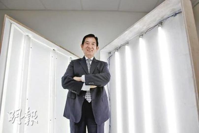 製作廣告燈箱的晉興科技國際有限公司董事經理黃呂(圖)稱,他們採用專利技術(見左),將光管放在反射罩內,令光線集中在同一平面放出,減少浪費。右方傳統廣告燈箱的光管,便排得較密。(陳智良攝) 製作廣告燈箱的晉興科技國際有限公司董事經理黃呂(圖)稱,他們採用專利技術(見左),將光管放在反射罩內,令光線集中在同一平面放出,減少浪費。右方傳統廣告燈箱的光管,便排得較密。(陳智良攝)