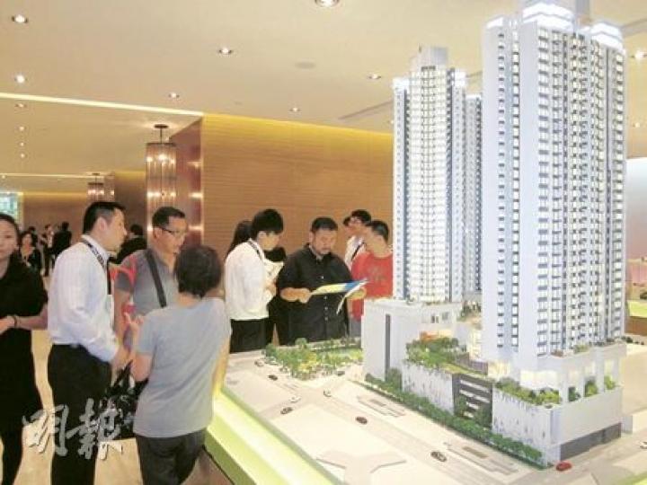 昨天雖是工作日,但仍有不少市民參觀現崇山的示範單位;個別睇客認為,儘管現崇山售價偏高,但相信香港樓價大跌機會不大。(林可為攝) 昨天雖是工作日,但仍有不少市民參觀現崇山的示範單位;個別睇客認為,儘管現崇山售價偏高,但相信香港樓價大跌機會不大。(林可為攝)
