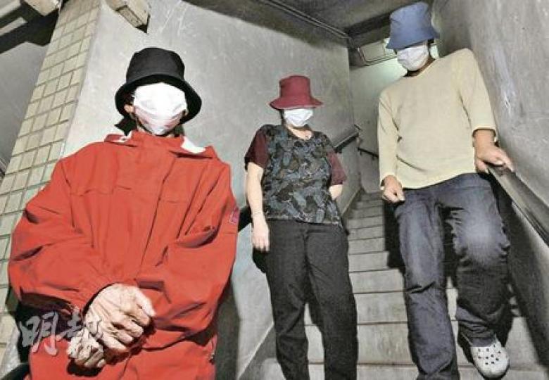 最低工資正式生效,員工指控僱主剝削招數層出不窮,包括八折支薪、要求員工講大話「充數」、強行扣減伙食費等,打工仔(左起)John、Mary及Peter(全為化名)有冤無路訴,有人為保飯碗啞忍,有人毅然辭職。(朱永倫攝) 最低工資正式生效,員工指控僱主剝削招數層出不窮,包括八折支薪、要求員工講大話「充數」、強行扣減伙食費等,打工仔(左起)John、Mary及Peter(全為化名)有冤無路訴,有人為保飯碗啞忍,有人毅然辭職。(朱永倫攝)