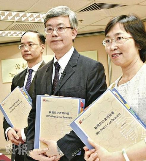 稅務局今年發出205萬份個人報稅表,稅務局長朱鑫源(中)提醒納稅人須於6月3日前遞交報稅表,經營獨資業務人士的期限則為8月3日。圖左為副局長黄權輝,右為副局長朱黃麗芬。(李紹昌攝)(明報製圖) 稅務局今年發出205萬份個人報稅表,稅務局長朱鑫源(中)提醒納稅人須於6月3日前遞交報稅表,經營獨資業務人士的期限則為8月3日。圖左為副局長黄權輝,右為副局長朱黃麗芬。(李紹昌攝)(明報製圖)