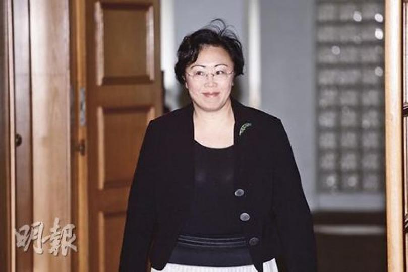 運輸及房屋局長鄭汝樺昨日出席行政會議,處理的士和電車加價申請,但沒有接受傳媒訪問。(李紹昌攝) 運輸及房屋局長鄭汝樺昨日出席行政會議,處理的士和電車加價申請,但沒有接受傳媒訪問。(李紹昌攝)