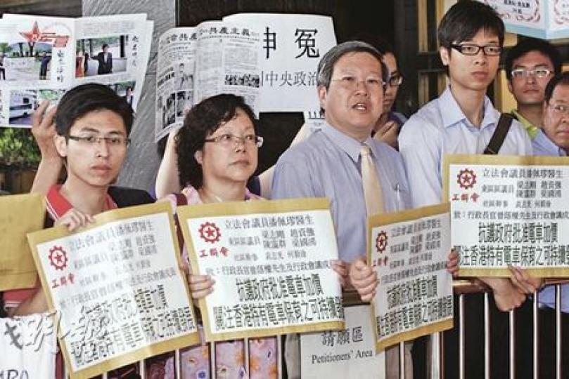 行政會議昨日開會,工聯會立法會議員潘佩璆(左三)在場外抗議,不滿政府批准電車加價,令港島市民百上加斤。(李紹昌攝) 行政會議昨日開會,工聯會立法會議員潘佩璆(左三)在場外抗議,不滿政府批准電車加價,令港島市民百上加斤。(李紹昌攝)