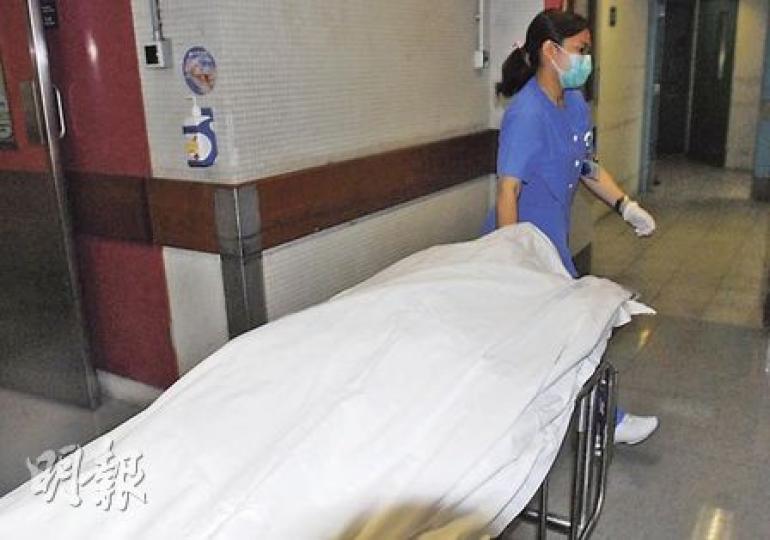 中環填海區3期地盤發生奪命工業意外,一塊木板從15米高墜下擊中傷者前額,傷者送抵醫院前已不治。(鍾炳然攝) 中環填海區3期地盤發生奪命工業意外,一塊木板從15米高墜下擊中傷者前額,傷者送抵醫院前已不治。(鍾炳然攝)