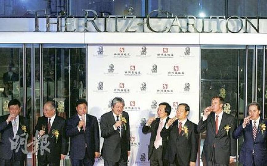 昨日正式開幕的香港麗思卡爾頓酒店,邀得財政司長曾俊華(左四)、外交部駐香港特派員呂新華(左三)、中聯辦主任彭清華(右三)等出席開幕儀式,與新地郭炳江(右四)、郭炳聯(左一)及港鐵行政總裁周松崗(右二)祝酒。(林振東攝)香港麗思卡爾頓酒店的全海景餐廳,掛有巨型水晶燈,昨日更有模特兒穿上特大「燈罩衫」贈興。(林振東攝) 昨日正式開幕的香港麗思卡爾頓酒店,邀得財政司長曾俊華(左四)、外交部駐香港特派員呂新華(左三)、中聯辦主任彭清華(右三)等出席開幕儀式,與新地郭炳江(右四)、郭炳聯(左一)及港鐵行政總裁周松崗(右二)祝酒。(林振東攝)香港麗思卡爾頓酒店的全海景餐廳,掛有巨型水晶燈,昨日更有模特兒穿上特大「燈罩衫」贈興。(林振東攝)