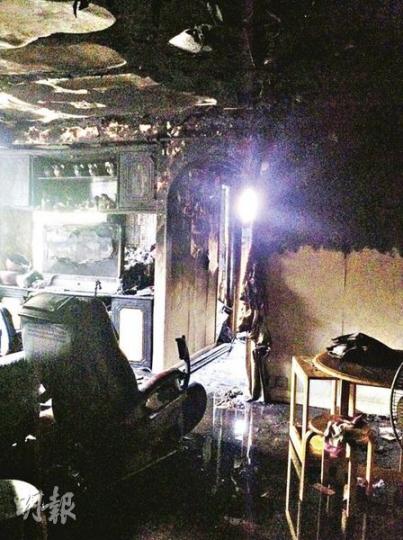 前日導致1死3傷的火警,單位嚴重燒毁。(梁琬珊攝) 前日導致1死3傷的火警,單位嚴重燒毁。(梁琬珊攝)