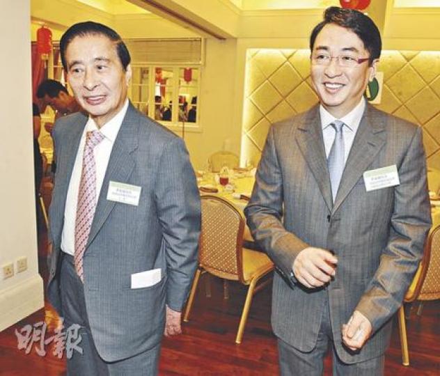 四叔李兆基(左)昨天在大仔李家傑(右)陪同下,喺中華總商會同傳媒午宴,席上大談從「上善若水」領悟「有水之人」要多做善事的道理。右圖為四叔在2007年(即丁亥年)秋天親筆題字寫「上善若水」。(劉焌陶攝) 四叔李兆基(左)昨天在大仔李家傑(右)陪同下,喺中華總商會同傳媒午宴,席上大談從「上善若水」領悟「有水之人」要多做善事的道理。右圖為四叔在2007年(即丁亥年)秋天親筆題字寫「上善若水」。(劉焌陶攝)