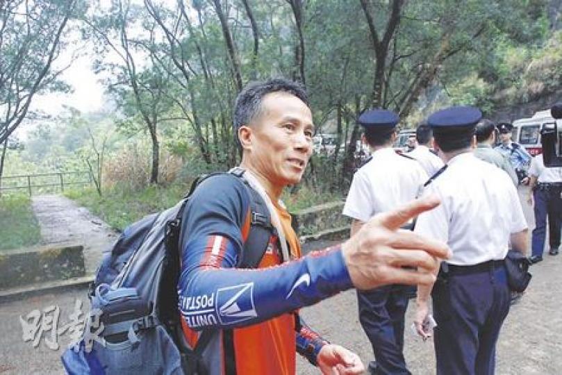 全憑消防隊目謝家權(圖)不服氣的拼勁,趁休班時搜索,終在深井一帶山澗尋回失蹤4日老翁。(雲錦鋒攝) 全憑消防隊目謝家權(圖)不服氣的拼勁,趁休班時搜索,終在深井一帶山澗尋回失蹤4日老翁。(雲錦鋒攝)