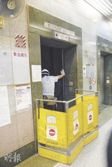 富昌邨發生升降機懷疑急降事件,昨日傍晚有工人到場檢查肇事升降機。(屈俊樂攝) 富昌邨發生升降機懷疑急降事件,昨日傍晚有工人到場檢查肇事升降機。(屈俊樂攝)