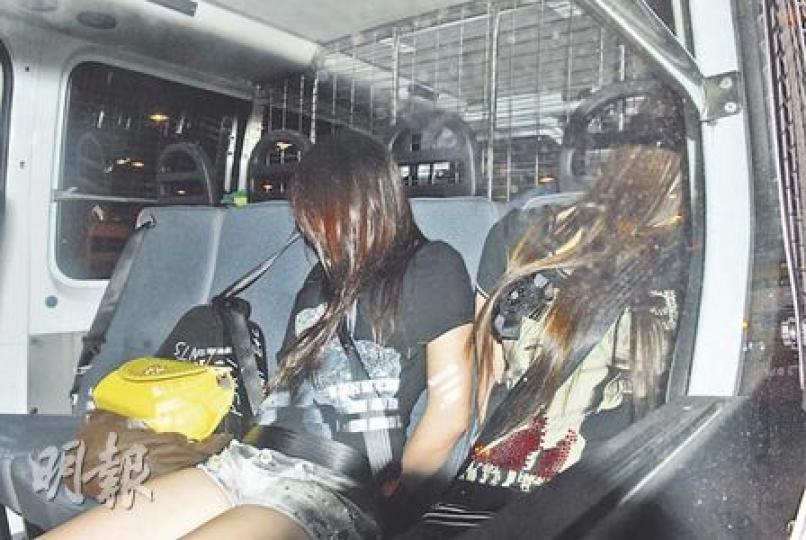 海關聯同警方截停速遞人蛇的闖關貨車,拘捕男司機及3名男女偷渡客。兩名長髮女人蛇穿著T恤熱褲,來港意圖有待調查。(鍾炳然攝)密斗貨車在落馬洲闖關,被海關及警方聯手截獲。(鍾炳然攝)(明報製圖) 海關聯同警方截停速遞人蛇的闖關貨車,拘捕男司機及3名男女偷渡客。兩名長髮女人蛇穿著T恤熱褲,來港意圖有待調查。(鍾炳然攝)密斗貨車在落馬洲闖關,被海關及警方聯手截獲。(鍾炳然攝)(明報製圖)