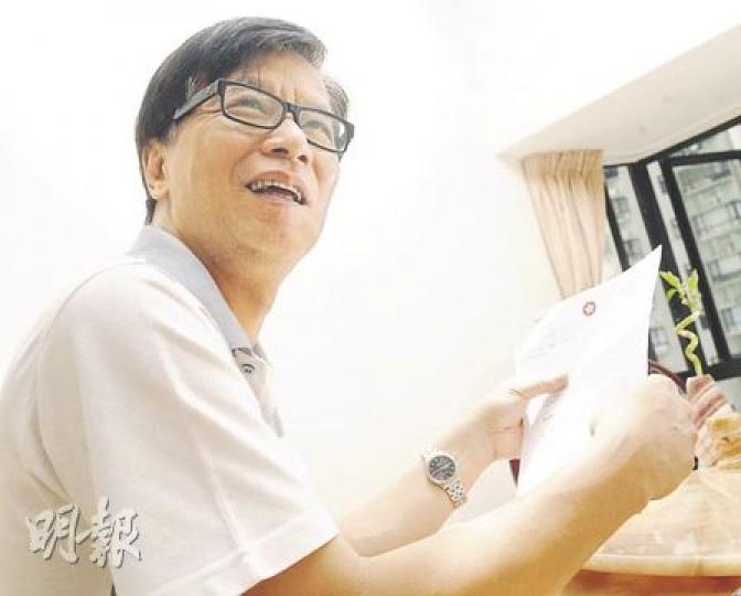 海事處前助理處長秦炳輝手持公務員事務局批准他入職信德中旅的信件,怒斥政府延長他的轉職禁制期是極荒謬。(劉焌陶攝) 海事處前助理處長秦炳輝手持公務員事務局批准他入職信德中旅的信件,怒斥政府延長他的轉職禁制期是極荒謬。(劉焌陶攝)