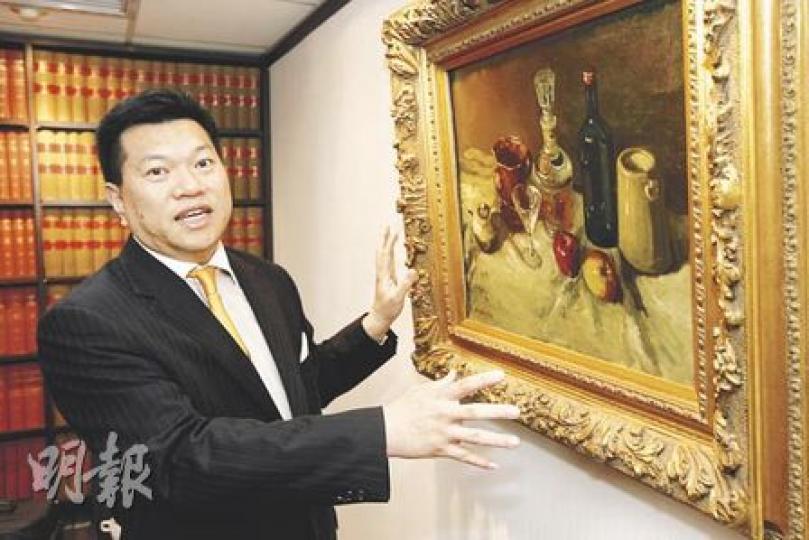 馬恩國(圖)指馬蕭蕭若要認父,應該出示真憑實據。圖為其大律師辦公室內父親1969年的油畫作品《靜物系列一》。(郭慶輝攝) 馬恩國(圖)指馬蕭蕭若要認父,應該出示真憑實據。圖為其大律師辦公室內父親1969年的油畫作品《靜物系列一》。(郭慶輝攝)
