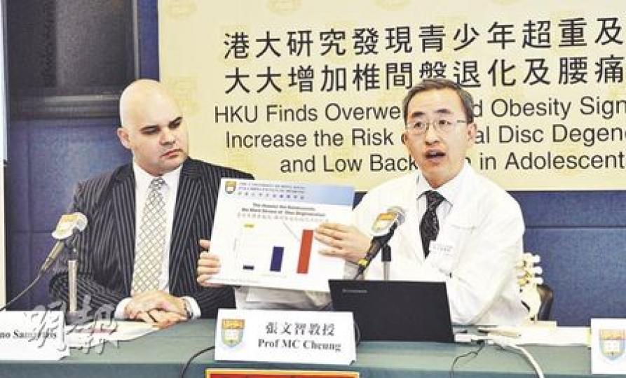 港大李嘉誠醫學院矯形及創傷外科學系張文智教授(右)呼籲,家長宜讓子女及早養成良好飲食及運動習慣,以預防超重及相關疾病。左為同學系的Dino Samartzis博士。(陳淑安攝) 港大李嘉誠醫學院矯形及創傷外科學系張文智教授(右)呼籲,家長宜讓子女及早養成良好飲食及運動習慣,以預防超重及相關疾病。左為同學系的Dino Samartzis博士。(陳淑安攝)