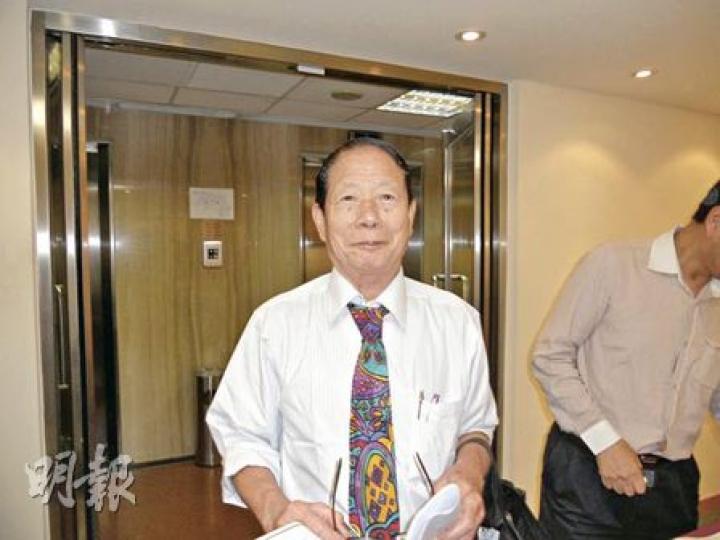 昨投得荃灣中心凶宅單位的資深凶宅投資者陳應佳說,自去年政府以額外印花稅後,買家買入凶宅單位兩年內都不敢放售,導致現時盤源短缺,現時100多萬元的凶宅單位巿場供應極少。(鄧雅各攝)資深凶宅投資者伍冠流昨競拍荃灣中心凶宅單位,但承價至118萬元後差一口價(5000元)未償所願。(鄧雅各攝) 昨投得荃灣中心凶宅單位的資深凶宅投資者陳應佳說,自去年政府以額外印花稅後,買家買入凶宅單位兩年內都不敢放售,導致現時盤源短缺,現時100多萬元的凶宅單位巿場供應極少。(鄧雅各攝)資深凶宅投資者伍冠流昨競拍荃灣中心凶宅單位,但承價至118萬元後差一口價(5000元)未償所願。(鄧雅各攝)