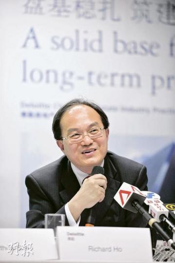 德勤中國全國房地產行業主管合伙人何錦榮表示,目前內地銀根收緊,愈來愈多內房企業選擇來港上市。(張智超攝) 德勤中國全國房地產行業主管合伙人何錦榮表示,目前內地銀根收緊,愈來愈多內房企業選擇來港上市。(張智超攝)