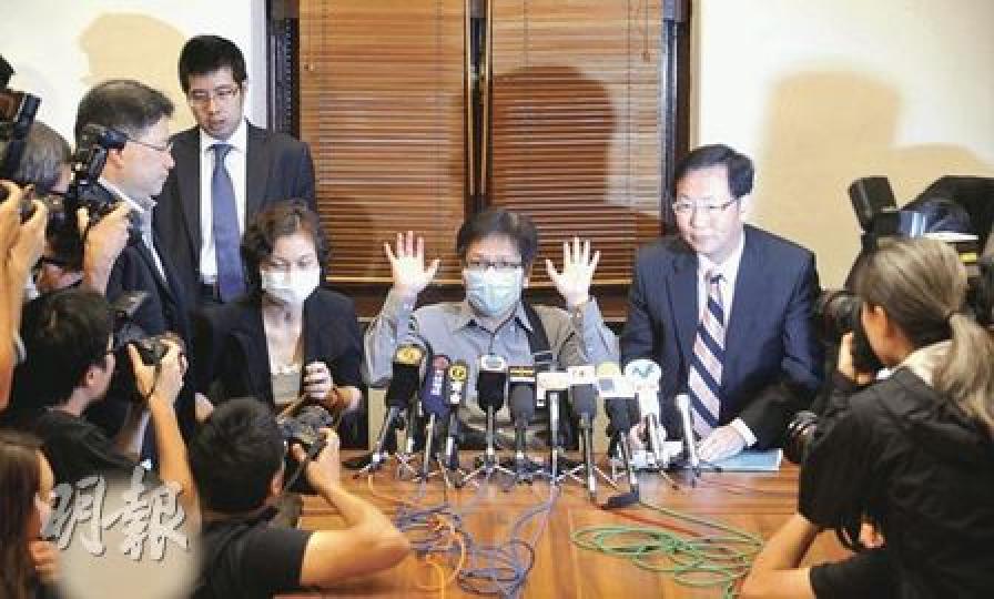 菲律賓人質事件兩名傷者易小玲(右三)和陳國柱(右二),終於與美亞保險達成和解協議,並願意放棄對美亞追索賠償。左一及右一分別為立法會議員李華明和陳健波。(余俊亮攝) 菲律賓人質事件兩名傷者易小玲(右三)和陳國柱(右二),終於與美亞保險達成和解協議,並願意放棄對美亞追索賠償。左一及右一分別為立法會議員李華明和陳健波。(余俊亮攝)