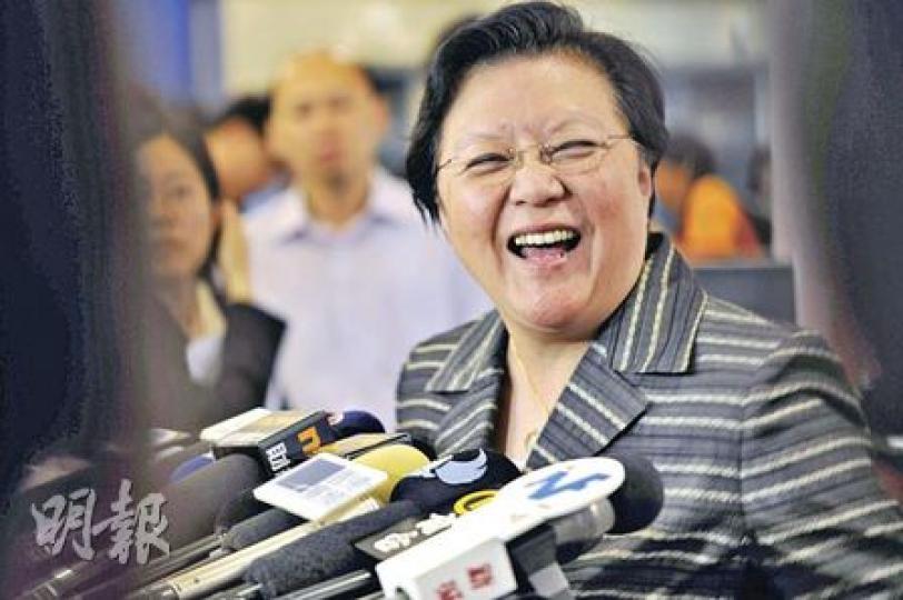 人大常委范徐麗泰昨日表示,兩個月後才考慮是否參選特首,她又說希望屆時已有人出來參選,不用她做決定。(張智超攝) 人大常委范徐麗泰昨日表示,兩個月後才考慮是否參選特首,她又說希望屆時已有人出來參選,不用她做決定。(張智超攝)