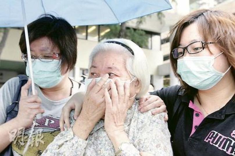 吳阿香(中)昨獲判緩刑,由女兒(左)及孫女(右)陪同離開,多家傳媒到庭追訪,但她們未有回應。小圖為資料圖片。(郭慶輝攝) 吳阿香(中)昨獲判緩刑,由女兒(左)及孫女(右)陪同離開,多家傳媒到庭追訪,但她們未有回應。小圖為資料圖片。(郭慶輝攝)