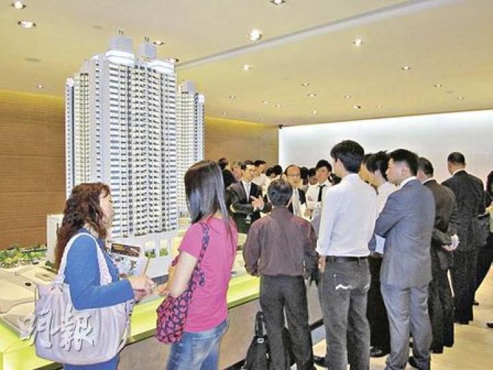 「現祟山」雖然今天才正式發售,但昨日已有不少內地準買家,親身來港睇樓,甚至預留單位。(林可為攝) 「現祟山」雖然今天才正式發售,但昨日已有不少內地準買家,親身來港睇樓,甚至預留單位。(林可為攝)