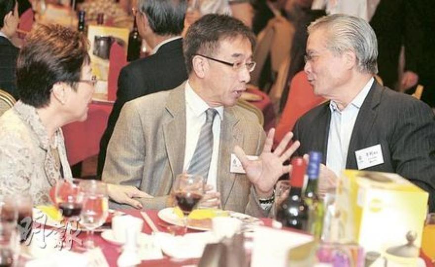 自由黨榮譽主席田北俊(中)表示,自己沒有向關愛基金捐款,又認為基金未能讓捐款者指定用途,可能是基金至今籌款不足的原因之一。圖為他昨晚出席自由黨活動,左為該黨主席劉健儀,右為該黨另一名立法會議員方剛。(余俊亮攝) 自由黨榮譽主席田北俊(中)表示,自己沒有向關愛基金捐款,又認為基金未能讓捐款者指定用途,可能是基金至今籌款不足的原因之一。圖為他昨晚出席自由黨活動,左為該黨主席劉健儀,右為該黨另一名立法會議員方剛。(余俊亮攝)