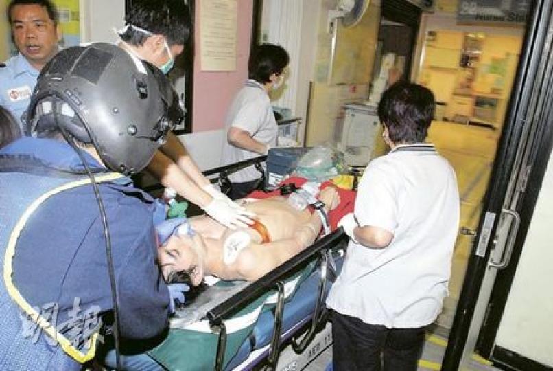 西貢遇溺青年由飛行服務隊直升機緊急送往東區醫院搶救,惜最終返魂乏術。(鍾炳然攝)死者陳嘉駿的母親,手抱他生前養的愛犬,向記者講述愛兒生前點滴。(衛永康攝)(明報製圖)(明報製圖) 西貢遇溺青年由飛行服務隊直升機緊急送往東區醫院搶救,惜最終返魂乏術。(鍾炳然攝)死者陳嘉駿的母親,手抱他生前養的愛犬,向記者講述愛兒生前點滴。(衛永康攝)(明報製圖)(明報製圖)