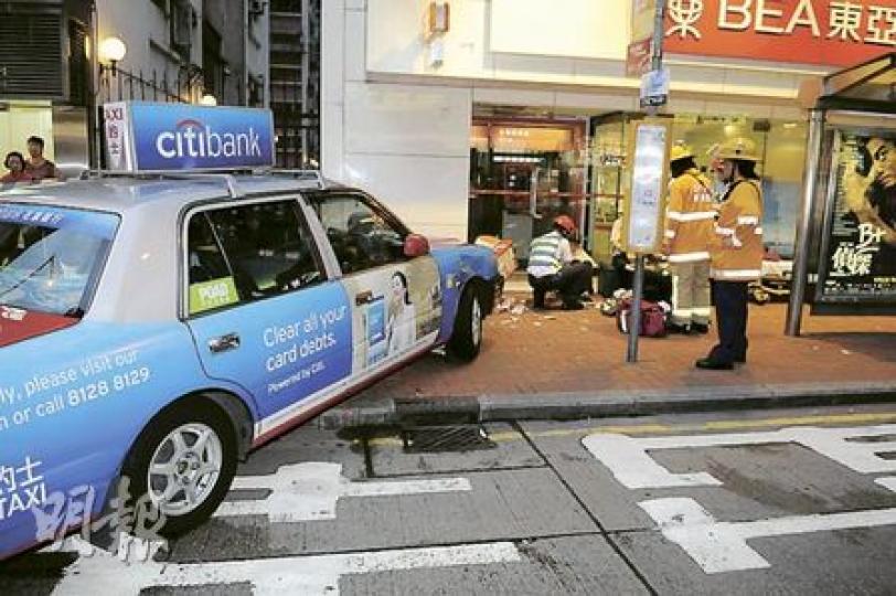 的士失控剷上行人路撞毁巴士站牌,4名途人受傷,救護員到場後為傷者包紮再送院治理。(衛永康攝)青年走避不及被的士撞塌的巴士站牌擊中頭部受傷,包紮後清醒送院。(衛永康攝) 的士失控剷上行人路撞毁巴士站牌,4名途人受傷,救護員到場後為傷者包紮再送院治理。(衛永康攝)青年走避不及被的士撞塌的巴士站牌擊中頭部受傷,包紮後清醒送院。(衛永康攝)