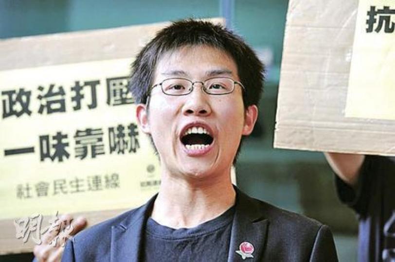 社民連行委黃浩銘(圖)被控公眾地方作出擾亂秩序行為,他否認控罪,昨獲10名社民連成員支持,在庭外高呼「政治打壓,一味靠嚇」。(尹錦恩攝) 社民連行委黃浩銘(圖)被控公眾地方作出擾亂秩序行為,他否認控罪,昨獲10名社民連成員支持,在庭外高呼「政治打壓,一味靠嚇」。(尹錦恩攝)