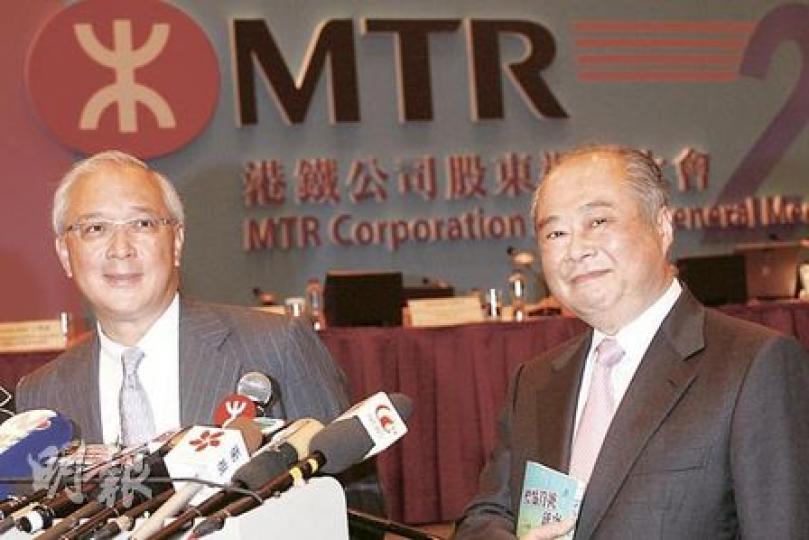 陪同港鐵行政總裁周松崗(右)出席股東大會的主席錢果豐(左)表示,作為主要公共交通營運商及上市公司,港鐵要在運輸服務和股東利益間取得平衡,他認為跟其他交通工具相比,港鐵車費水平仍屬合理。(李紹昌攝) 陪同港鐵行政總裁周松崗(右)出席股東大會的主席錢果豐(左)表示,作為主要公共交通營運商及上市公司,港鐵要在運輸服務和股東利益間取得平衡,他認為跟其他交通工具相比,港鐵車費水平仍屬合理。(李紹昌攝)