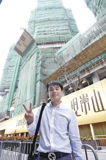 青晨集團代表黃先生指出,集團擬斥資逾2億元掃現崇山7至8伙。(李紹昌攝) 青晨集團代表黃先生指出,集團擬斥資逾2億元掃現崇山7至8伙。(李紹昌攝)