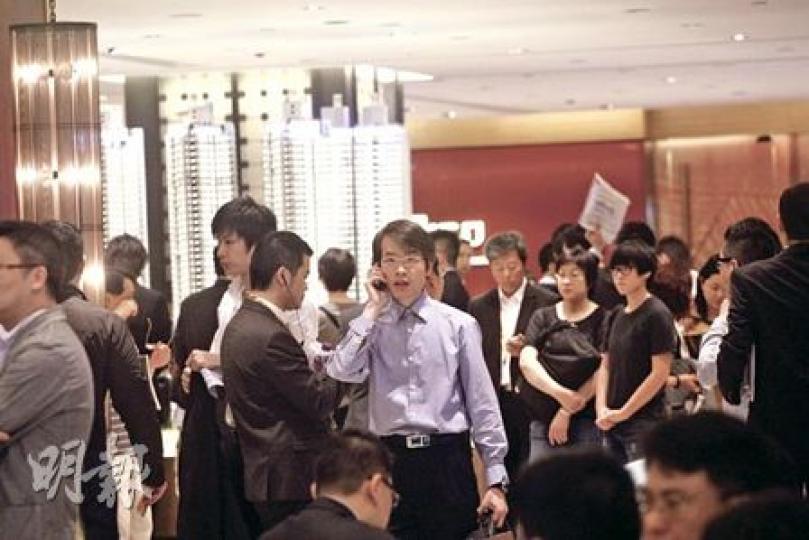 買家譚太:以700餘萬元購入現崇山兩房單位,她自言不懂分析樓市是否存在泡沫,但覺得有換樓需要,兼且對加息有心理準備,因而決定入市。(林可為攝) 買家譚太:以700餘萬元購入現崇山兩房單位,她自言不懂分析樓市是否存在泡沫,但覺得有換樓需要,兼且對加息有心理準備,因而決定入市。(林可為攝)