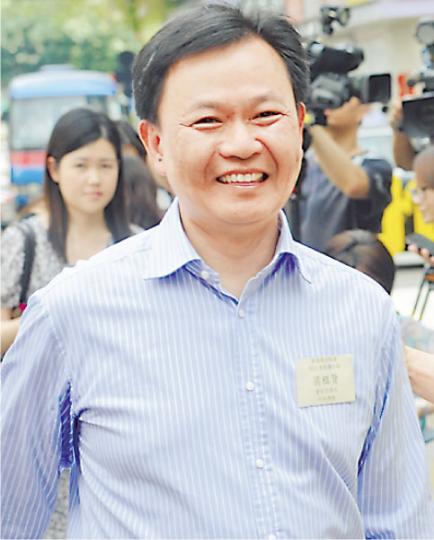 醫管局行政總裁梁栢賢(圖)昨與護士協會主席李國麟出席護協舉辦的賣物會兼慶祝國際護士節。梁栢賢稱,暫時未有指令要修改公立醫院停收非本地孕婦的政策。(尹錦恩攝) 醫管局行政總裁梁栢賢(圖)昨與護士協會主席李國麟出席護協舉辦的賣物會兼慶祝國際護士節。梁栢賢稱,暫時未有指令要修改公立醫院停收非本地孕婦的政策。(尹錦恩攝)