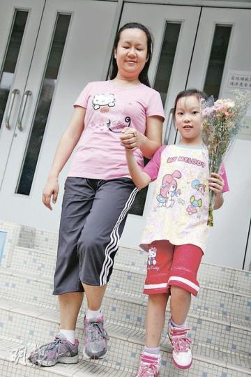 紫晴(右)出生後,Judy便部署訓練女兒面對可能失明的將來,現在7歲半的紫晴已很懂事、堅強,常常反過來照顧媽媽。(陳智良攝) 紫晴(右)出生後,Judy便部署訓練女兒面對可能失明的將來,現在7歲半的紫晴已很懂事、堅強,常常反過來照顧媽媽。(陳智良攝)