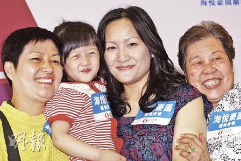 左起婆婆容麗英、小女兒趙柔然、媽媽張慧儀和太婆王芳是本地四代同堂家庭,她們整個家族同住一區之餘,每月所有親戚都一起吃頓飯,讓各人能得悉其他親戚的近况。(李紹昌攝)
左起婆婆容麗英、小女兒趙柔然、媽媽張慧儀和太婆王芳是本地四代同堂家庭,她們整個家族同住一區之餘,每月所有親戚都一起吃頓飯,讓各人能得悉其他親戚的近况。(李紹昌攝)