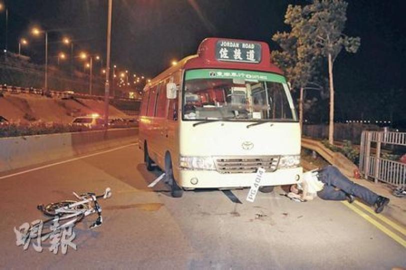 傷者的逾4萬元單車被撞至毁爛不堪,小巴車頭亦遺下斑斑血漬,車牌脫落,警員檢視小巴車底。(衛永康攝)肇事小巴在現場留下75米長車胎痕,顯示事發時小巴車速十分高。(衛永康攝)騎單車青年遭小巴撞倒捲入車底命危,42歲小巴司機涉嫌危險駕駛被捕。(衛永康攝) 傷者的逾4萬元單車被撞至毁爛不堪,小巴車頭亦遺下斑斑血漬,車牌脫落,警員檢視小巴車底。(衛永康攝)肇事小巴在現場留下75米長車胎痕,顯示事發時小巴車速十分高。(衛永康攝)騎單車青年遭小巴撞倒捲入車底命危,42歲小巴司機涉嫌危險駕駛被捕。(衛永康攝)
