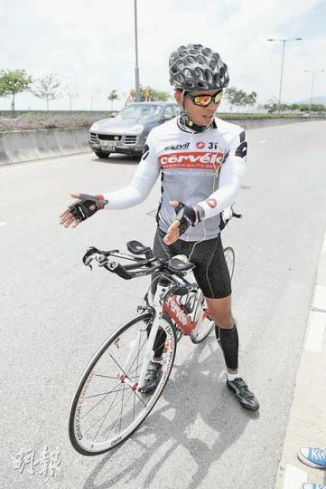 單車手阿Bong認為,晚間在公路騎單車始終有風險,車手要有齊安全裝備,靠着路邊行駛。(屈俊樂攝) 單車手阿Bong認為,晚間在公路騎單車始終有風險,車手要有齊安全裝備,靠着路邊行駛。(屈俊樂攝)