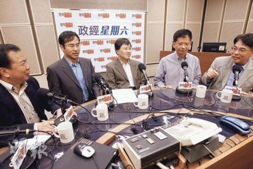 國民教育科課程諮詢日前出台,引起社會廣泛討論。教育局首席助理秘書長張國華(中)昨出席電台節目時表示,社會變化日益複雜,有需要強化德育及國民教育,但學校可以按各自需要,與校內公民教育銜接。教育評議會副主席何漢權(右二)表示,教師工作繁重,若馬上推行國民教育,配套不足,只會增加教師工作負擔。同場包括德育及國民教育專責委員會成員梁偉傑(左一)、教協會長馮偉華(左二)及教育工作者聯會主席黃均瑜(右一)。(李紹昌攝)(明報製圖) 國民教育科課程諮詢日前出台,引起社會廣泛討論。教育局首席助理秘書長張國華(中)昨出席電台節目時表示,社會變化日益複雜,有需要強化德育及國民教育,但學校可以按各自需要,與校內公民教育銜接。教育評議會副主席何漢權(右二)表示,教師工作繁重,若馬上推行國民教育,配套不足,只會增加教師工作負擔。同場包括德育及國民教育專責委員會成員梁偉傑(左一)、教協會長馮偉華(左二)及教育工作者聯會主席黃均瑜(右一)。(李紹昌攝)(明報製圖)