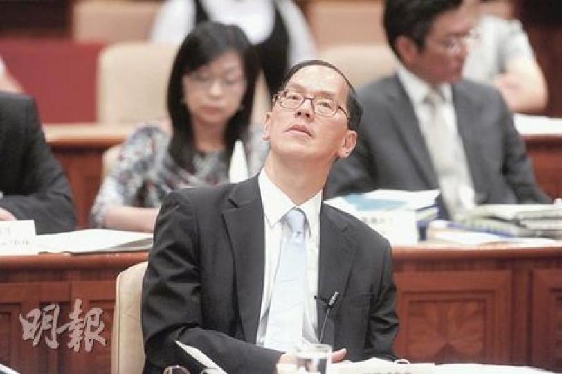 民政事務局長曾德成昨日承認,沒考慮到要經立法會批准,便以政策性決定,把近1000萬元東亞運餘款捐予支持運動員發展的基金。(尹錦恩攝) 民政事務局長曾德成昨日承認,沒考慮到要經立法會批准,便以政策性決定,把近1000萬元東亞運餘款捐予支持運動員發展的基金。(尹錦恩攝)