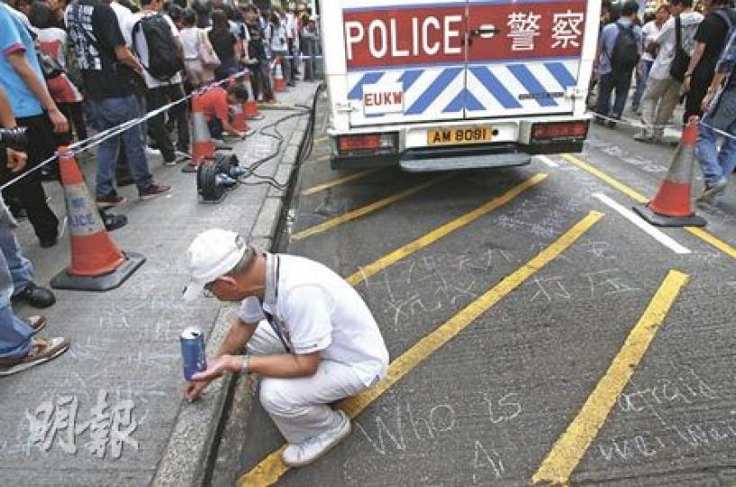 警方指社民連成員林森成涉嫌在旺角行人專區「刑事毁壞」(以漆油塗上艾未未畫像),本報記者昨午曾目擊林森成(戴帽白衣者)在上址警車封鎖線內,以粉筆在地面寫上釋放艾未未等字句,但當時未見林森成或其他人用漆油塗鴉。(林振東攝)警員以即影即有相機拍攝地面「艾未未」白色漆油圖案,懷疑是就社民連成員林森成及曾健成涉嫌刑毁(在地面以漆油塗鴉)被捕一案蒐證。(劉焌陶攝)一批警員昨晚封鎖了旺角行人專區一段長約30米的路面,相信是為調查馬路上的「艾未未」漆油塗鴉案,引來大批途人圍觀。(劉焌陶攝) 警方指社民連成員林森成涉嫌在旺角行人專區「刑事毁壞」(以漆油塗上艾未未畫像),本報記者昨午曾目擊林森成(戴帽白衣者)在上址警車封鎖線內,以粉筆在地面寫上釋放艾未未等字句,但當時未見林森成或其他人用漆油塗鴉。(林振東攝)警員以即影即有相機拍攝地面「艾未未」白色漆油圖案,懷疑是就社民連成員林森成及曾健成涉嫌刑毁(在地面以漆油塗鴉)被捕一案蒐證。(劉焌陶攝)一批警員昨晚封鎖了旺角行人專區一段長約30米的路面,相信是為調查馬路上的「艾未未」漆油塗鴉案,引來大批途人圍觀。(劉焌陶攝)