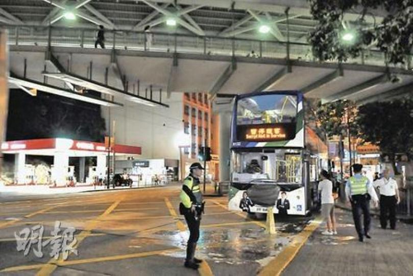 鰂魚涌母親節奪命車禍現場,女死者相約家人晚飯過節,橫越英皇道6條行車線時慘遭巴士撞死。警方人員事後到場調查。(林錫禮攝)相約家人晚飯過母親節的婦人,赴約途中遇上車禍身亡,屍體稍後被移送醫院殮房。(林錫禮攝) 鰂魚涌母親節奪命車禍現場,女死者相約家人晚飯過節,橫越英皇道6條行車線時慘遭巴士撞死。警方人員事後到場調查。(林錫禮攝)相約家人晚飯過母親節的婦人,赴約途中遇上車禍身亡,屍體稍後被移送醫院殮房。(林錫禮攝)