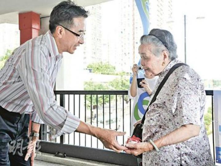 昨日是母親節,自由黨一如以往到港島、九龍和新界共5個地方,向市民派發2000盒花朵形狀肥皂。自由黨榮譽主席田北俊(左)、黨主席劉健儀及副主席方剛,與各區料角逐今年11月區議會選舉的區務主任,向市民「獻花」。不少母親、長者接過小禮物後均笑意盈盈。(葉漢華攝) 昨日是母親節,自由黨一如以往到港島、九龍和新界共5個地方,向市民派發2000盒花朵形狀肥皂。自由黨榮譽主席田北俊(左)、黨主席劉健儀及副主席方剛,與各區料角逐今年11月區議會選舉的區務主任,向市民「獻花」。不少母親、長者接過小禮物後均笑意盈盈。(葉漢華攝)