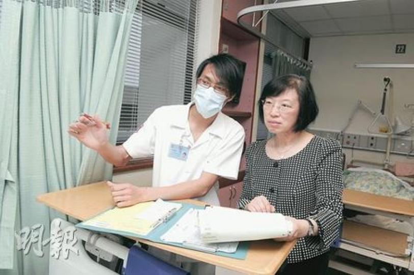 港大護理學系4年級生楊華財(圖左),剛完成在瑪麗醫院男病房實習,他承認在病房實習最初3星期反應較慢,信心亦不夠,但3周後已熟悉病房運作。圖右為港大護理學院院長陳肇始。(陳淑安攝) 港大護理學系4年級生楊華財(圖左),剛完成在瑪麗醫院男病房實習,他承認在病房實習最初3星期反應較慢,信心亦不夠,但3周後已熟悉病房運作。圖右為港大護理學院院長陳肇始。(陳淑安攝)