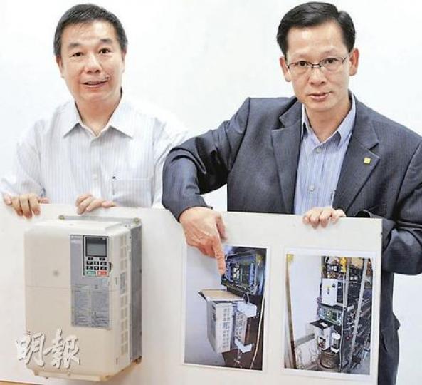 環境局助理秘書長(能源)馮健兒(左)及綠楊新邨業主委員會主席林發耿(右),介紹屋苑改善升降機系統工程。機房每部升降機加裝變頻變壓裝置,可省電四成。 (尹錦恩攝)荃灣綠楊新邨循「建築物能源效益資助計劃」獲250萬元資助,改善屋苑升降機系統,預計年省40萬電費。(尹錦恩攝) 環境局助理秘書長(能源)馮健兒(左)及綠楊新邨業主委員會主席林發耿(右),介紹屋苑改善升降機系統工程。機房每部升降機加裝變頻變壓裝置,可省電四成。 (尹錦恩攝)荃灣綠楊新邨循「建築物能源效益資助計劃」獲250萬元資助,改善屋苑升降機系統,預計年省40萬電費。(尹錦恩攝)