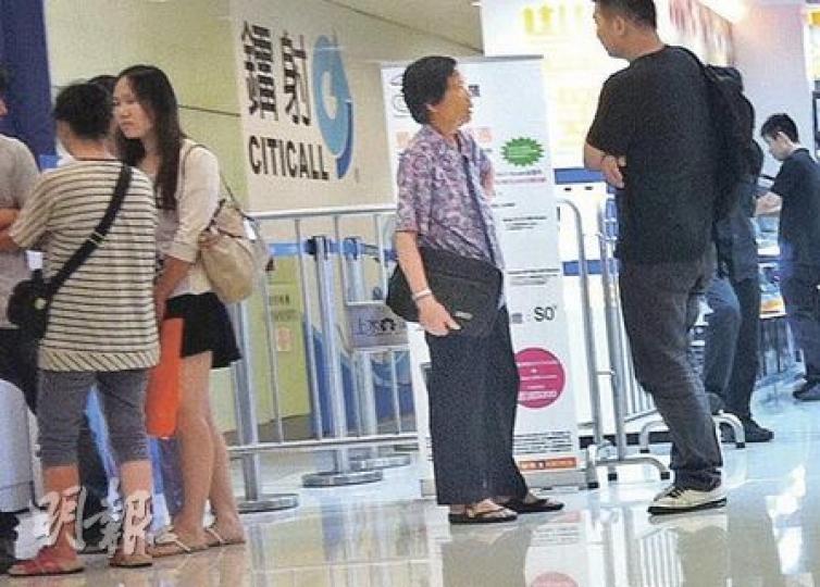 婆婆(右二)在上水廣場通宵排隊購得iPad 2後,即場向收購買家問價。(朱永倫攝)婆婆在上水廣場兜售iPad 2不果,帶往旺角先達廣場放售,因價錢不理想,最終選擇留起,等待「好價」再售。 (朱永倫攝) 婆婆(右二)在上水廣場通宵排隊購得iPad 2後,即場向收購買家問價。(朱永倫攝)婆婆在上水廣場兜售iPad 2不果,帶往旺角先達廣場放售,因價錢不理想,最終選擇留起,等待「好價」再售。 (朱永倫攝)