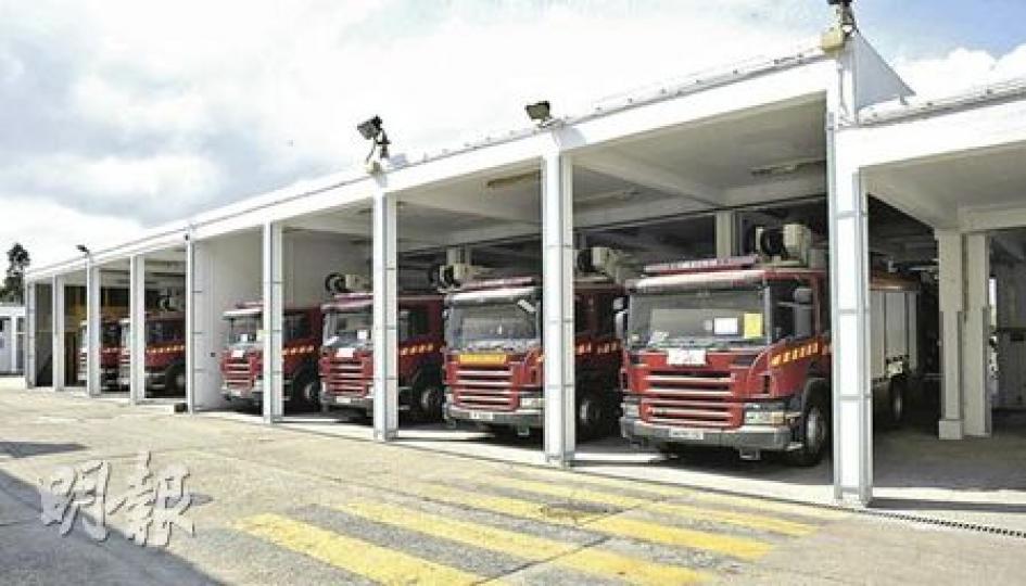 購自法國、總值7000萬的17部升降台消防車,由於水力不足及其他故障,抵港一年後仍停放在宋王臺車廠,消息指政府正研究是否興訟索償。(余俊亮攝) 購自法國、總值7000萬的17部升降台消防車,由於水力不足及其他故障,抵港一年後仍停放在宋王臺車廠,消息指政府正研究是否興訟索償。(余俊亮攝)