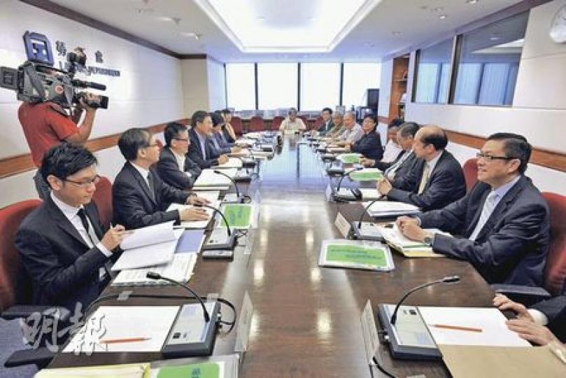 勞顧會昨日召開最低工資實施後的首次會議,討論「假自僱」問題。會後有資方代表稱,法例生效後未見「假自僱」情况惡化,認為目前毋須修訂《僱傭條例》或立法;勞方代表則認為,被迫轉為「假自僱」的僱員,怕飯碗不保而不願舉報,建議勞工處加強巡查。(葉漢華攝) 勞顧會昨日召開最低工資實施後的首次會議,討論「假自僱」問題。會後有資方代表稱,法例生效後未見「假自僱」情况惡化,認為目前毋須修訂《僱傭條例》或立法;勞方代表則認為,被迫轉為「假自僱」的僱員,怕飯碗不保而不願舉報,建議勞工處加強巡查。(葉漢華攝)